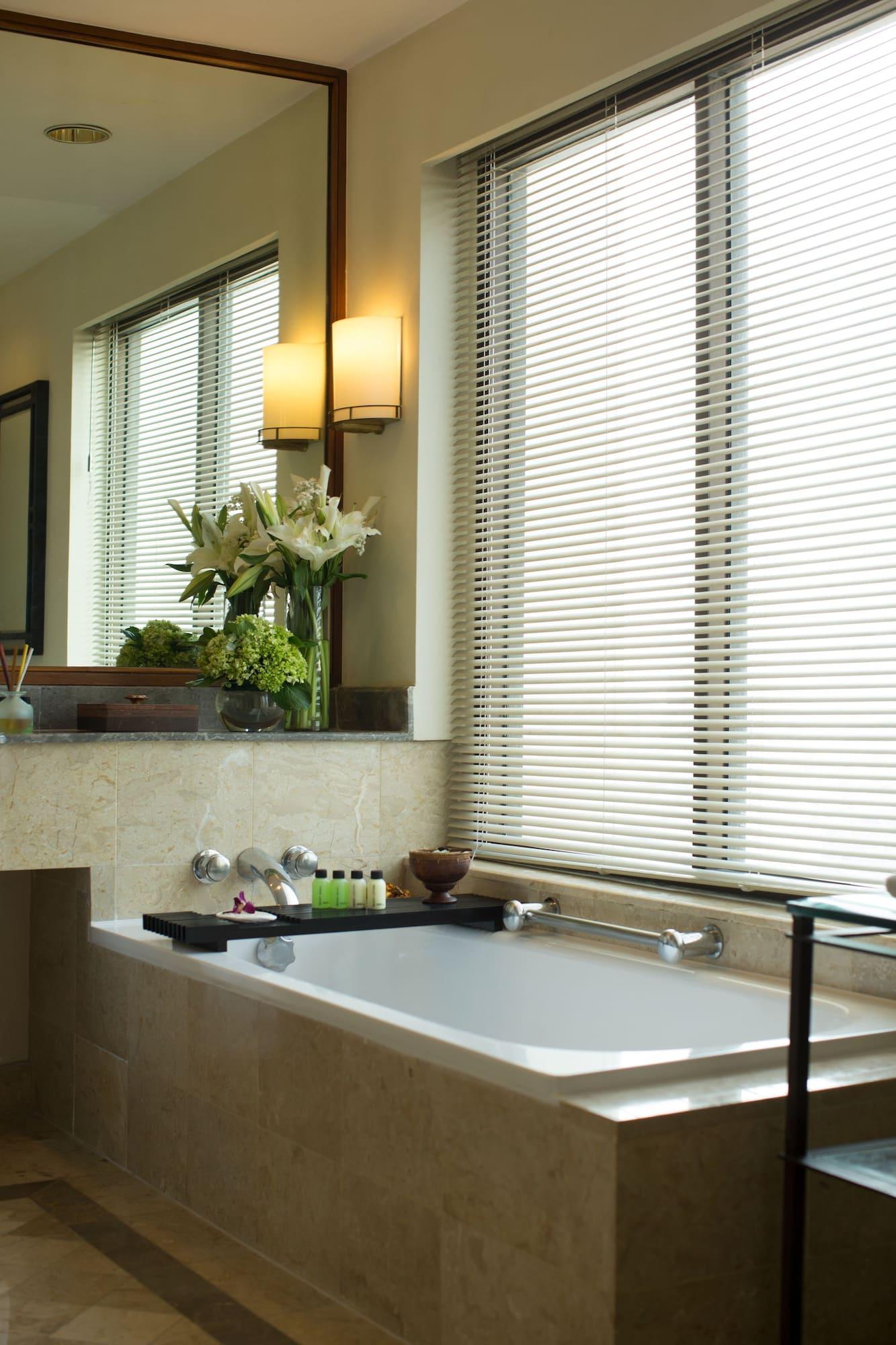 泗水城地球度假村 外观 照片 Venetian blinds