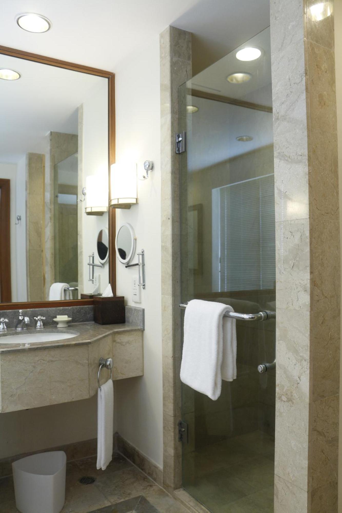 泗水城地球度假村 客房 照片 A shower door